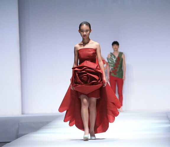 北京中学生举行纸模服装秀 走出环保新风尚 - 